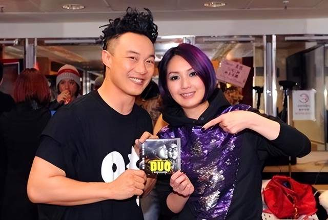陈奕迅模仿杨千嬅用桶喝水,女方笑着回应,谁说男女之间没纯友谊