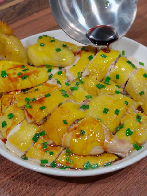 在广东年夜饭肯定少不了这道葱油鸡又鲜又嫩