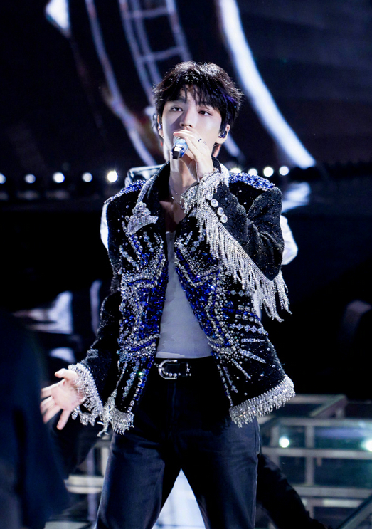 王俊凯将征战巴黎时装周,轻松扛住外媒生图|王俊凯|巴黎时装周|行程