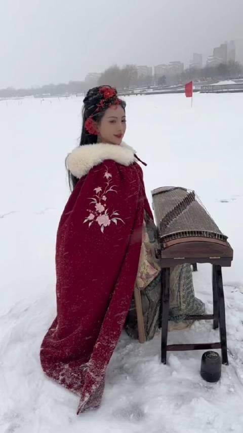 冬天下雪美女图片