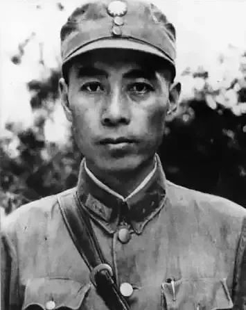 ▲1937年12月，周恩来代表中国共产党到国民党所在地武汉，从事抗日民族统一战线工作。