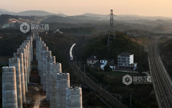1月5日拍摄的昌九高铁庐山桥梁群施工现场。
