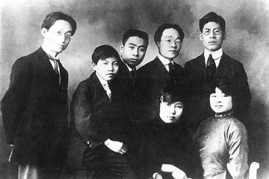 ▲1919年9月16日，周恩来（后排中）与觉悟社成员合影。