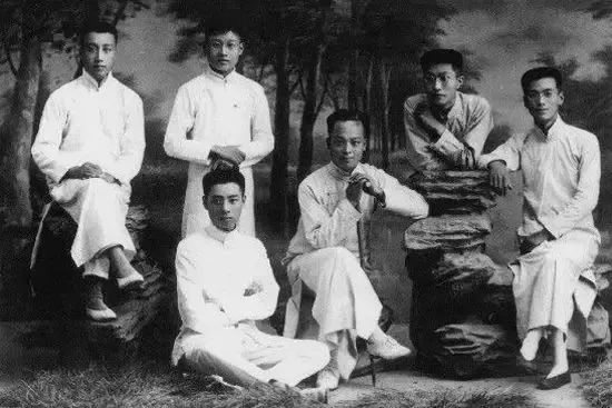 ▲1916年，周恩来（前排左一）与老师伉乃如及同学在天津南开学校合影。