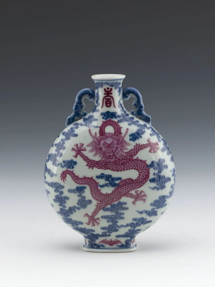 景德镇窑青花胭脂红云龙纹双耳扁瓶 清乾隆（1736-1795） 上海博物馆藏