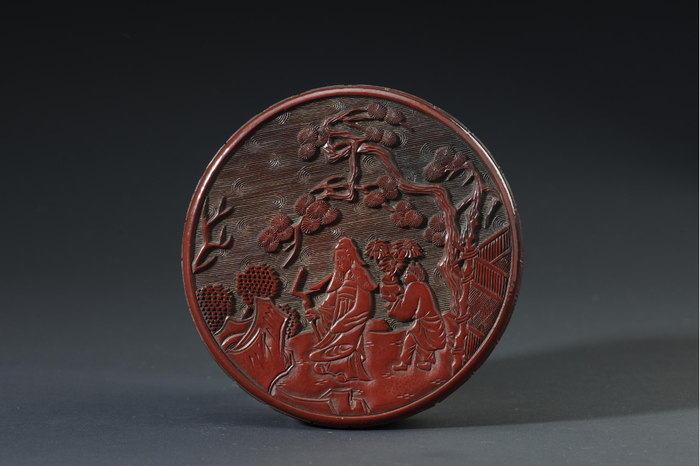 剔红东篱采菊图圆盒 元代（1279-1368） 径12，高3.9厘米 上海博物馆藏