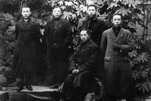 ▲1917年9月，周恩来（后排右一）赴日本求学。图为留日学生合影。