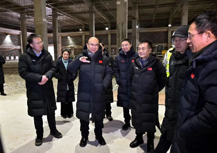 在亚布力冰雪文化展馆，许勤向责任主说念主员了解展馆升级修订的情况
