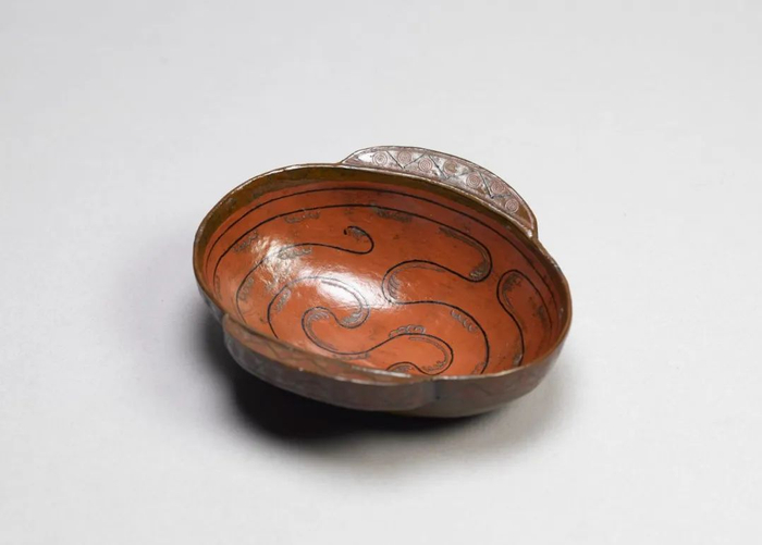 彩绘云纹漆耳杯 西汉 （公元前206年-公元8年） 上海博物馆藏