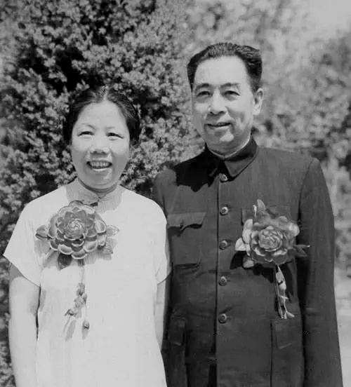  1950年8月8日中南海西花厅，周恩来邓颖超结婚二十五周年留影。