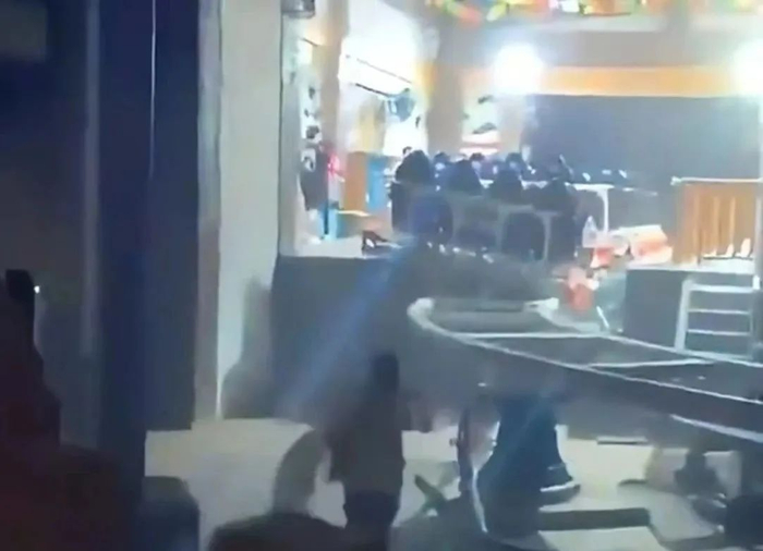 发生碰撞后的过山车