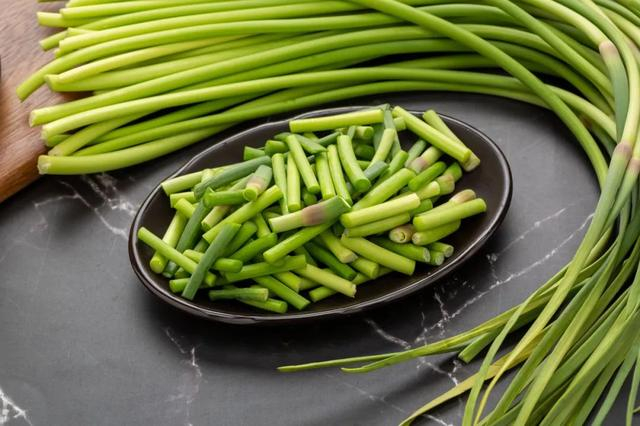 蒜薹、蒜苗、蒜黄、蒜毫、大蒜……傻傻分不清楚？_新浪新闻