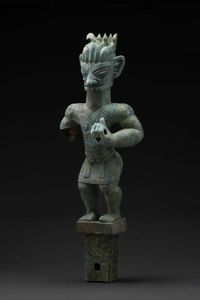 竖披发青铜人像 商代晚期（公元前13世纪-前1046年） 2021年四川广汉三星堆遗址八号祭祀坑出土 四川省文物考古研究院藏
