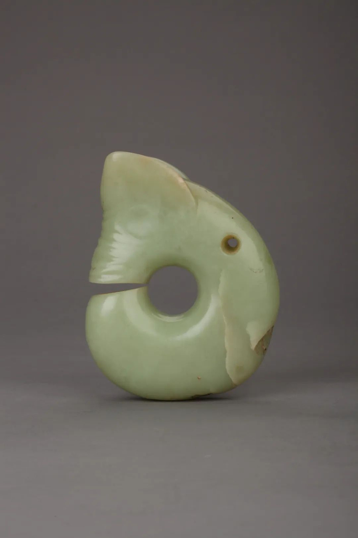 玉玦形龙 新石器时代红山文化晚期（距今约5500-5000年） 2003年辽宁省朝阳市牛河梁遗址出土 辽宁省文物考古研究院藏