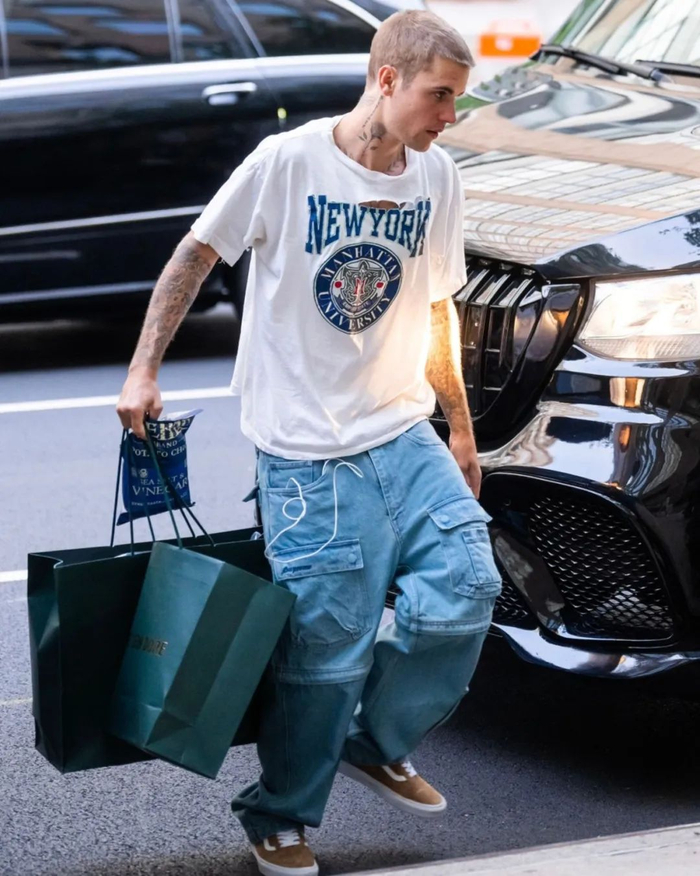 supreme 工装牛仔裤当天 justin bieber 穿着了一款由前 yeezy 成员