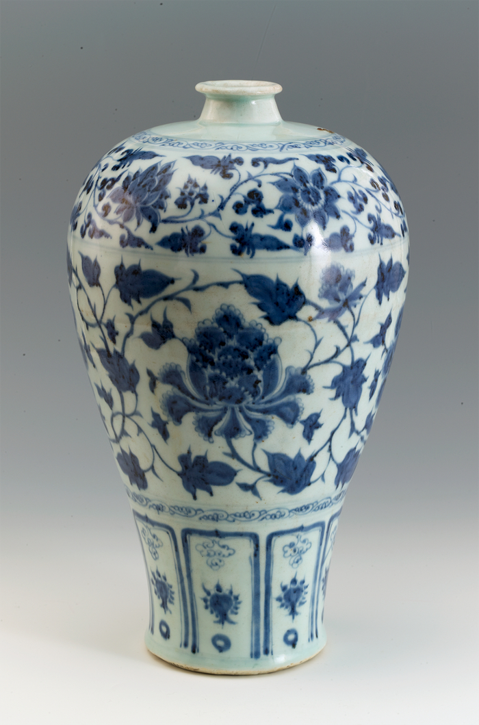 景德镇窑青花缠枝牡丹纹瓶 元（1271-1368）上海博物馆藏