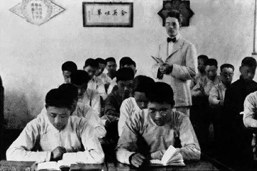 ▲1913年，周恩来（前排左一）在天津南开学校读书。