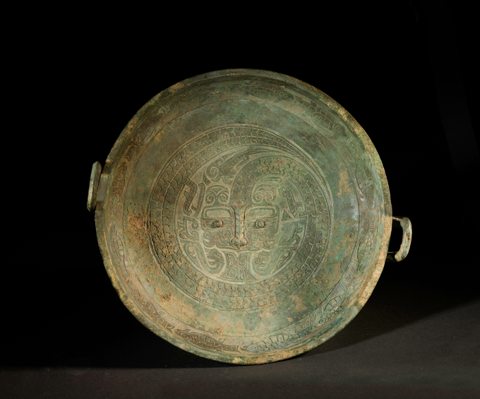 龙纹盘 西周晚期（公元前9世纪上半叶-前771年） 上海博物馆藏