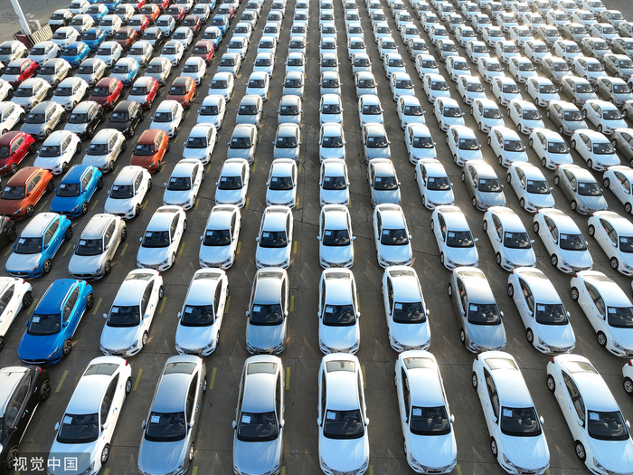 2023年12月2日，在江苏连云港港东方港务分公司码头，大批汽车集港准备装船出口。 图自视觉中国