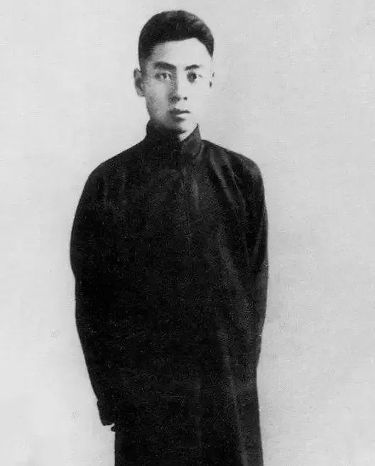 ▲1920年1月，周恩来等人在反帝爱国运动中被北洋军阀政府警察拘捕。图为被捕前的留影。