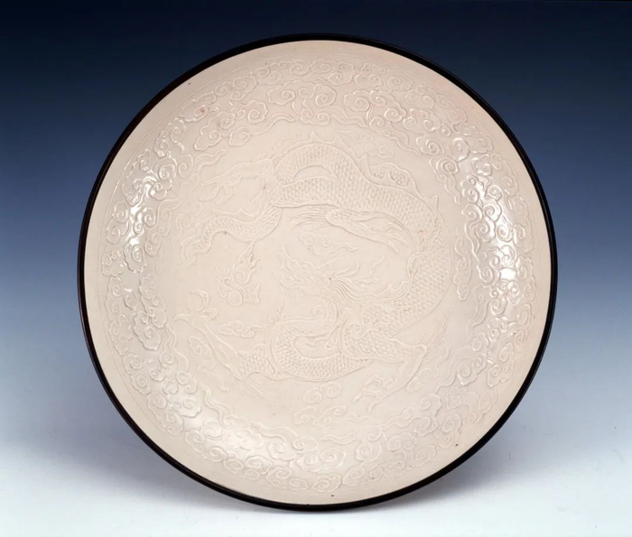 定窑印花云龙纹盘 北宋—金（960 -1234） 上海博物馆藏