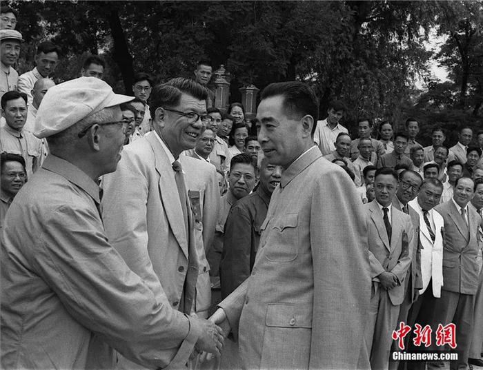  资料图：一九五六年，北京。周恩来总理与归国华侨在一起。中新社发 王庆祥 摄