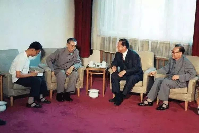 ▲1975年9月，周恩来在医院抱病会见罗马尼亚党政代表伊利耶·维尔德茨。这是他生前最后一次会见外宾。