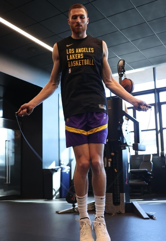 湖人新援迪伦-温德勒已经抵达球队并参加训练|湖人|迪伦|温德勒_新浪