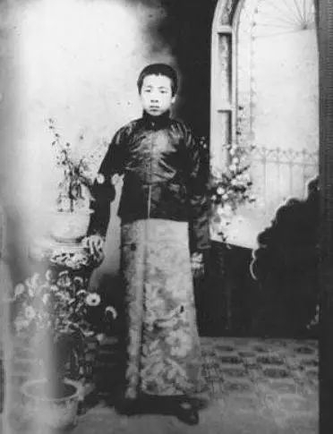 ▲1912年，在沈阳东关模范学校读书时的周恩来。