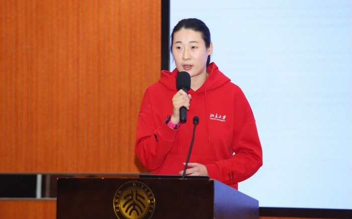 身高1.85米的孙玉洁曾向小个子学生传授“自己经常被打的经验”。 北大体育教研部供图