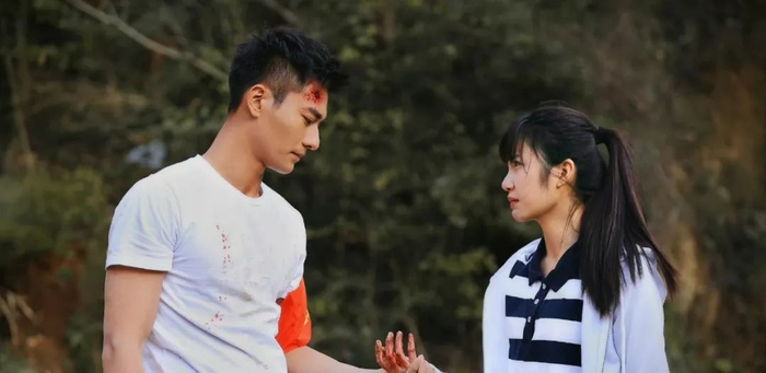 李珥喜欢许弋,许弋迷恋上黎吧啦,吧啦却对张漾一见钟情,张漾又与蒋皎