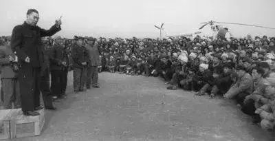 ▲周恩来鼓励受灾群众以愚公移山的精神：“奋发图强！自力更生！发展生产！重建家园！”