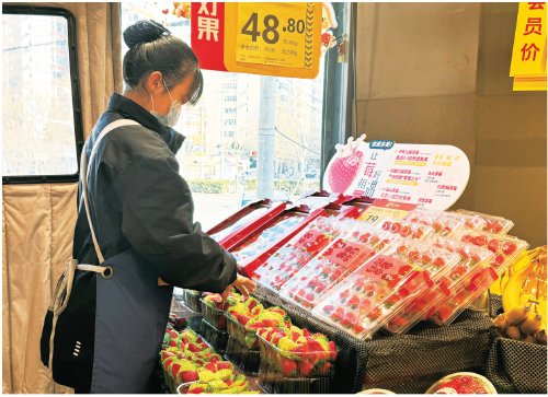 　　在北京朝阳一家水果店内，店员正在摆放草莓。　农民日报·中国农网记者　于涵阳　摄