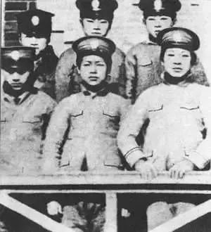 ▲1912年，沈阳东关模范学校成立两周年师生合影，前排中为周恩来。