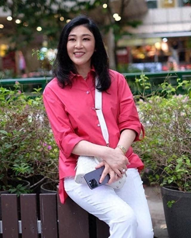 "泰国名媛"英拉亲身示范:裙不上膝,大衣不配打底裤,优雅得体|英拉