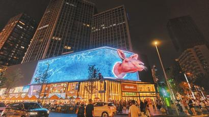 　　成都市红星路口一商场“裸眼3D”户外大屏播放裸眼3D动画片。 受访者供图