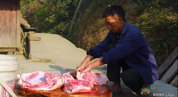 杀猪在苗族是一个隆重的“仪式”。（图/bilibili截图）