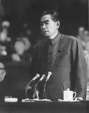 ▲周恩来面对严峻的形势，苦撑危局，力挽狂澜，竭尽全力维系党和国家各项工作的运转。