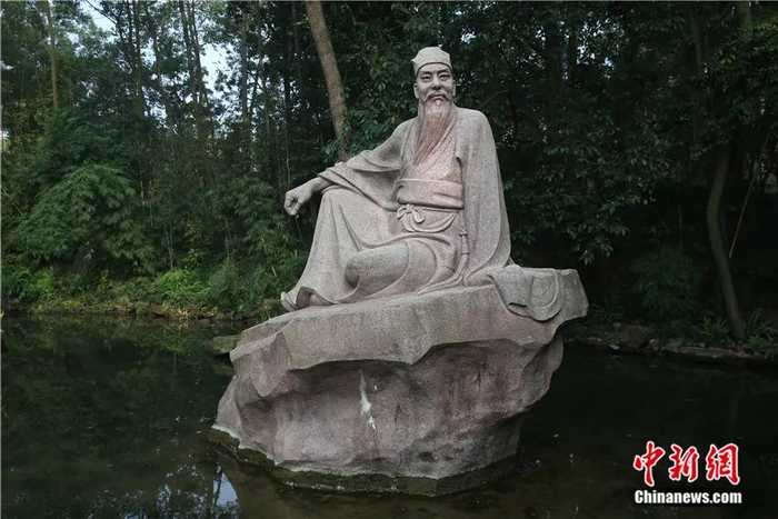 四川眉山三苏祠内的苏东坡的雕像。张忠苹 摄