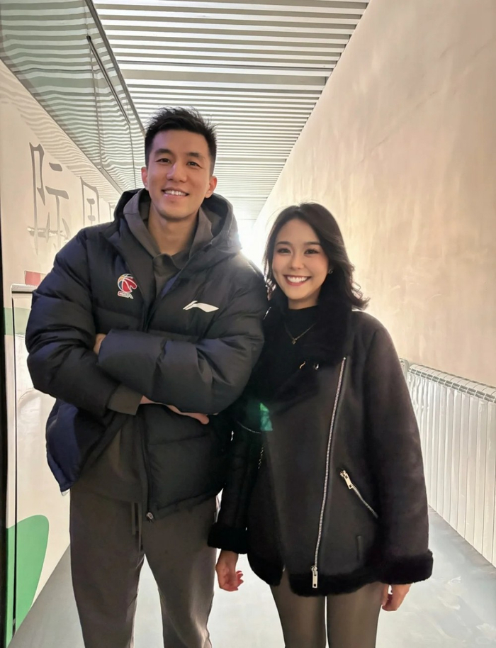 美女裁判晒与郭艾伦张镇麟阿不都沙拉木等球员的合照