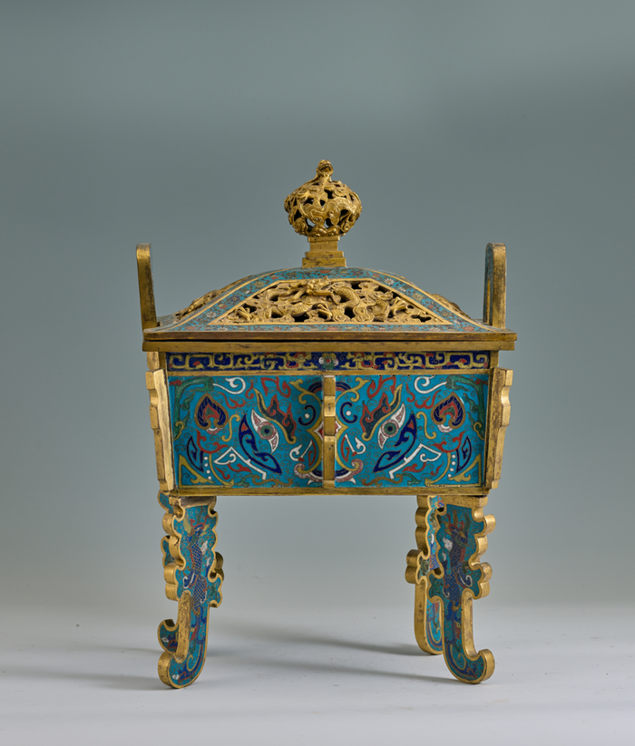 清康熙掐丝珐琅饕餮纹四足炉 清康熙（1654-1722） 张宗宪（Robert Chang）捐赠 上海博物馆藏