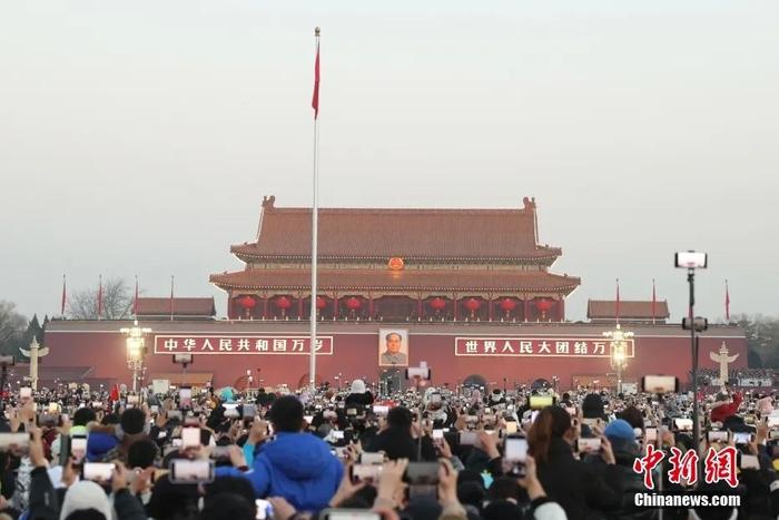 2024年1月1日晨，北京天安门广场举行隆重的升国旗仪式。中新社记者 蒋启明 摄