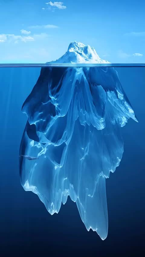 鲸鱼穿过海底冰山美轮美奂