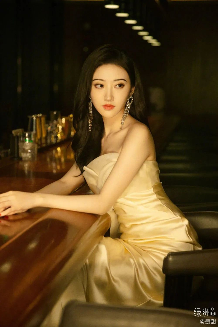 早期的清纯小白花,后来的人间富贵花,你们更喜欢哪种风格的景甜呢?