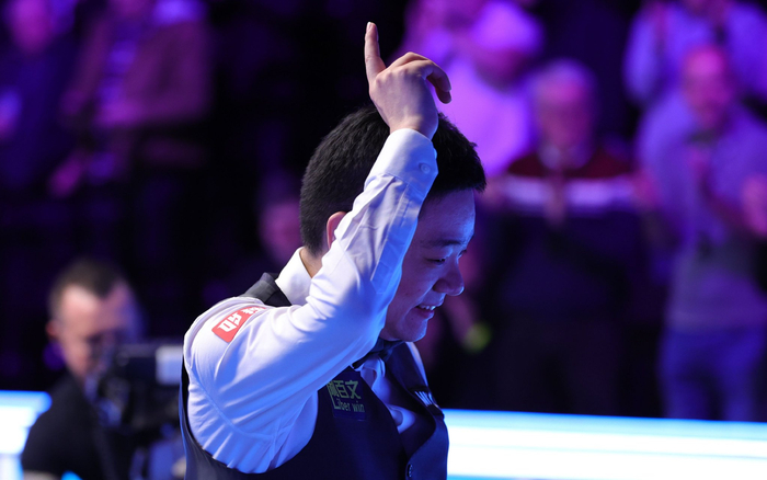 丁俊晖庆祝打出单杆147分。  图/新华社