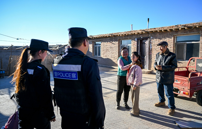 "警察老师送我回家"|边境|派出所|民警_新浪新闻