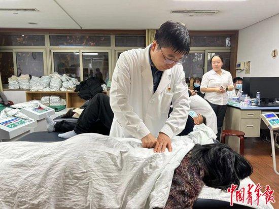 1月2日，浙江省中医院推拿科夜门诊诊室，医生正在为患者进行推拿治疗。中青报·中青网见习记者 贾骥业/摄
