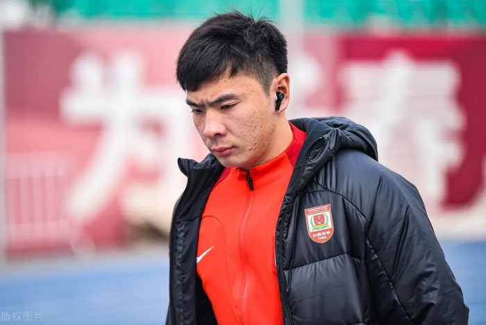 这场比赛张宇峰发挥出色,打入了关键进球,帮助国青队2比1战胜了对手.