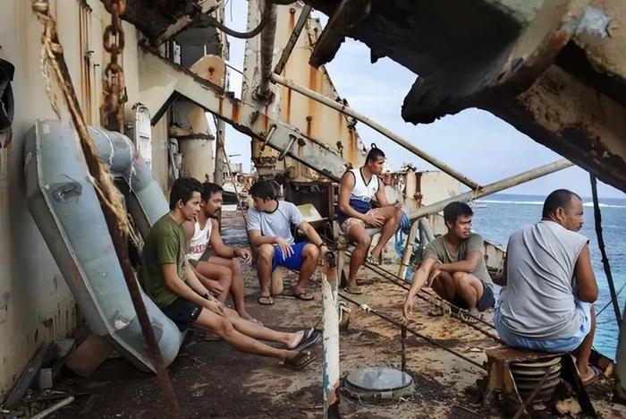 ▲ 2013年10月，菲律宾非法“坐滩”在中国南沙群岛仁爱礁的“马德雷山号”登陆舰内部已多处锈穿。