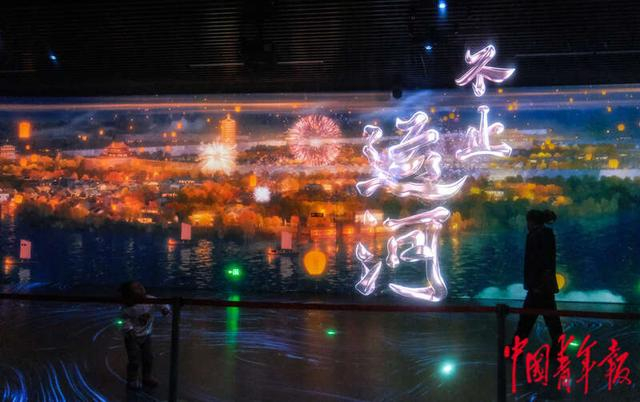 1月9日，北京通州，北京大运河博物馆10号展厅，市民在全景沉浸式体验区经过。中青报·中青网记者 张玉佳/摄